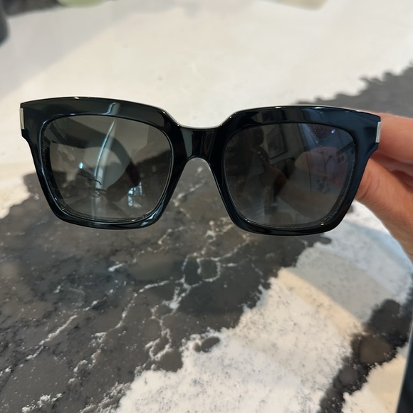 Saint Laurent BOLD SL1 Sunglasses - Picture 2 of 7